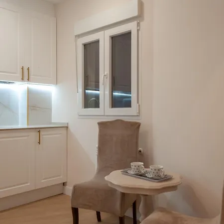 Av Costa One Apartment